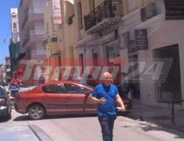 Πάτρα: Ταξί πήρε παραμάζωμα βιτρίνα καταστήματος (φωτο)